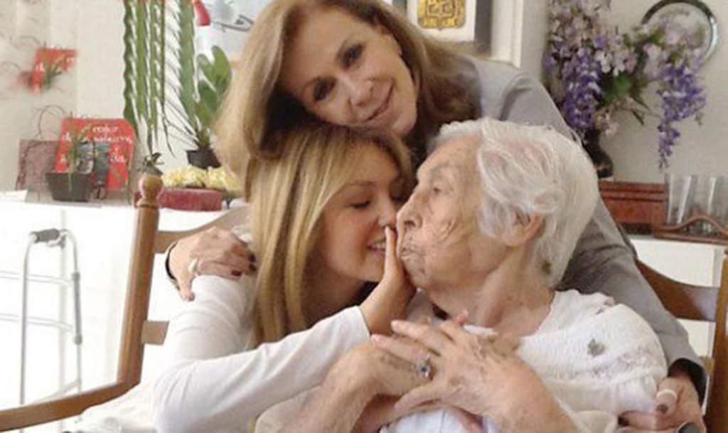 Thalía, Laura Zapata y su abuela Doña Eva