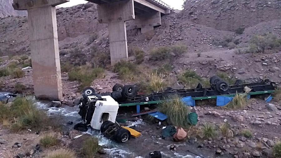 El camin qued de costado sobre el lecho de cauce y el hombre falleci por aplastamiento agregaron las fuentes